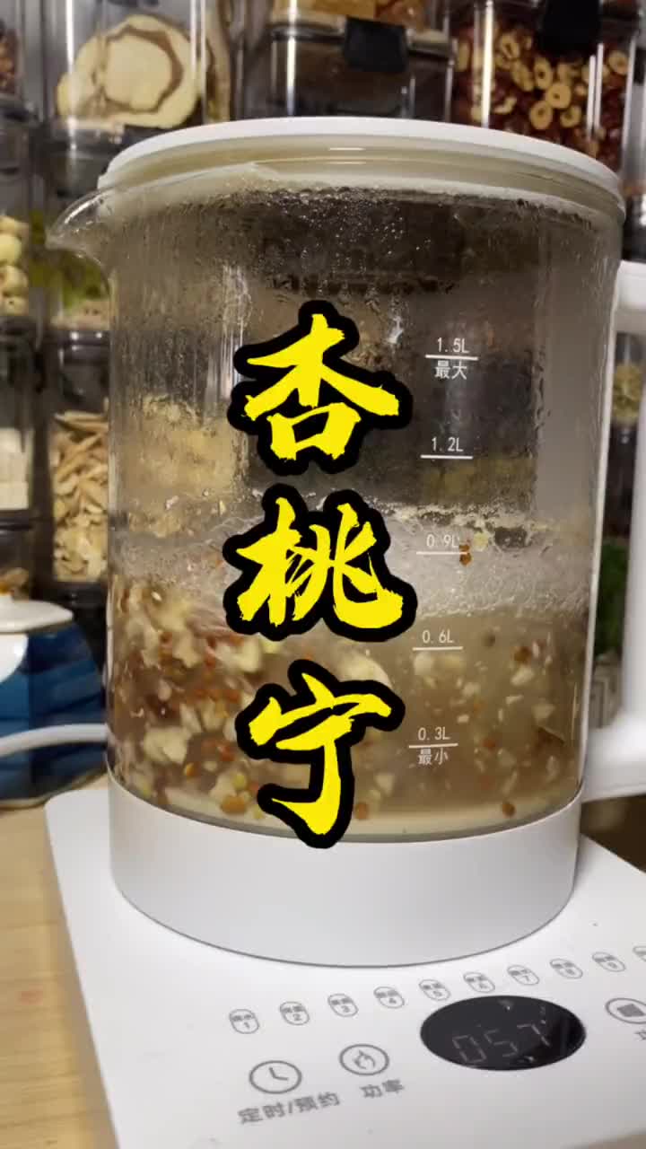 季节干燥，小朋友总是反反复复事多，面对孩子kekeke，总是不知所措，不妨试试这款汤，不怕分不出寒热