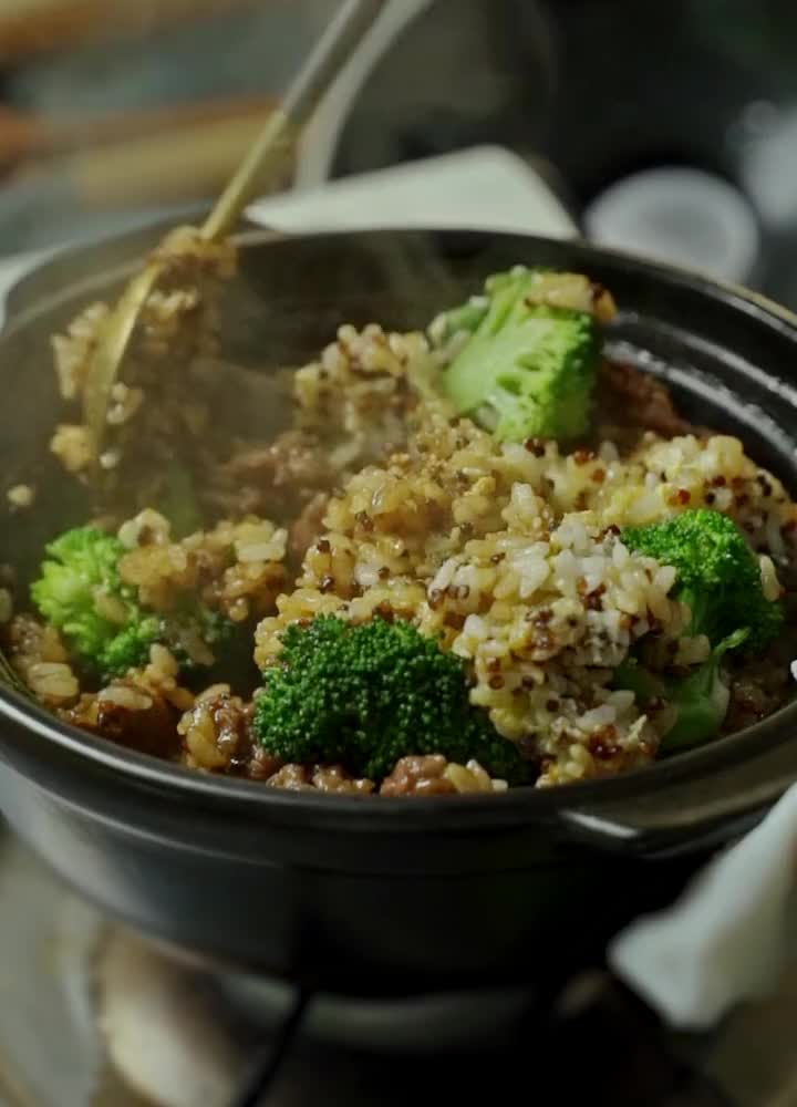 礼拜天，我们家丫头说要吃牛肉煲仔饭，安排 藜麦百搭 煲仔饭 美食