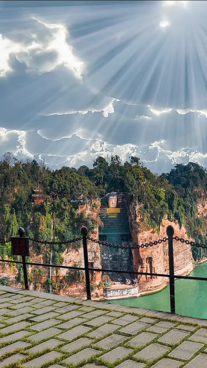 乐山大佛的雄伟壮观，人们形容它：“山是一尊佛，佛是一座山。”风景 旅行 自驾游