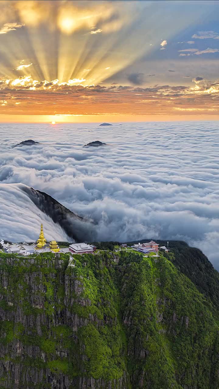 蹲守三天三夜，吃了两箱泡面，坠毁两架无人机，终于拍到了峨眉山金顶壮观云海！此视频价值四 万二！峨眉山