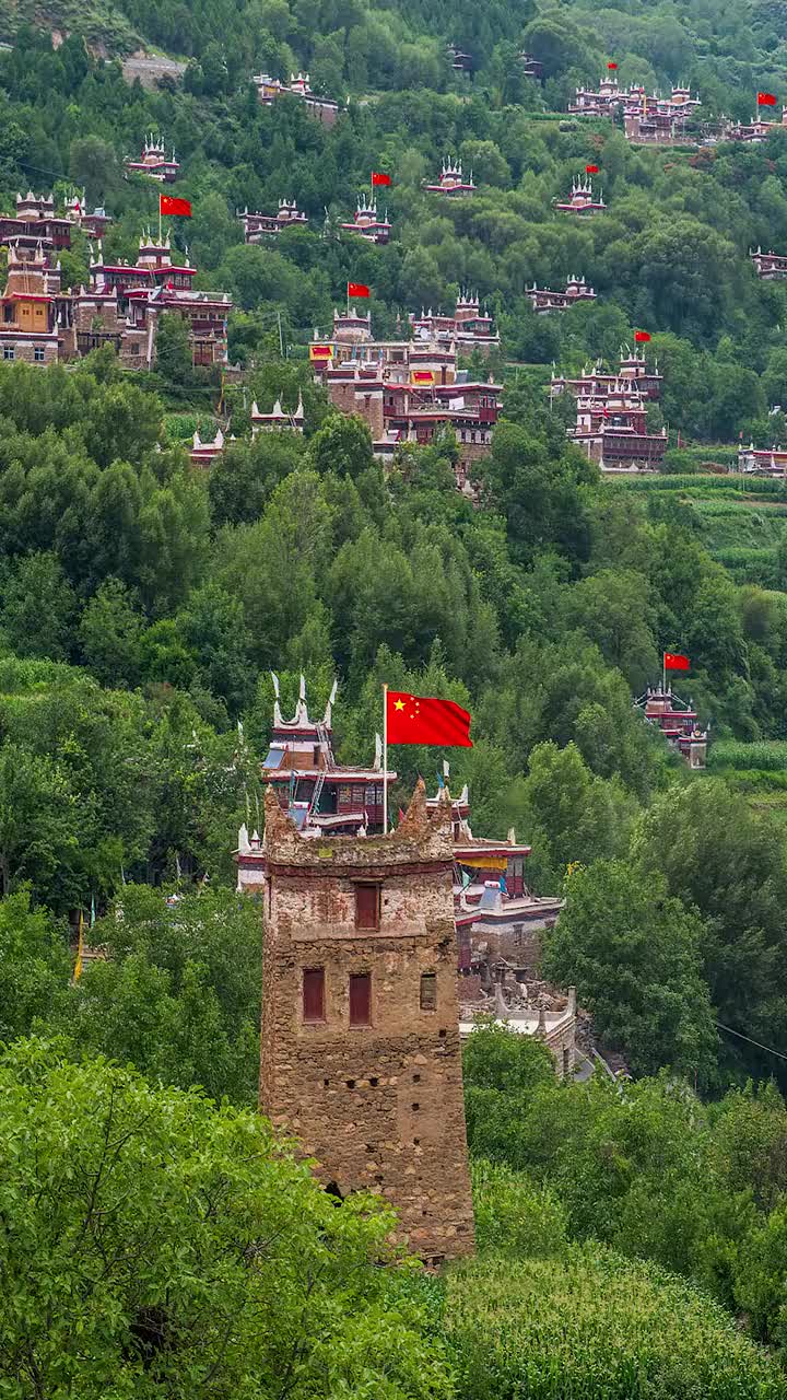 谁说少数民族不爱国，也许比你更爱国！这是甘孜州巴甲村的场景，每家插红旗，靠近汶川 风景