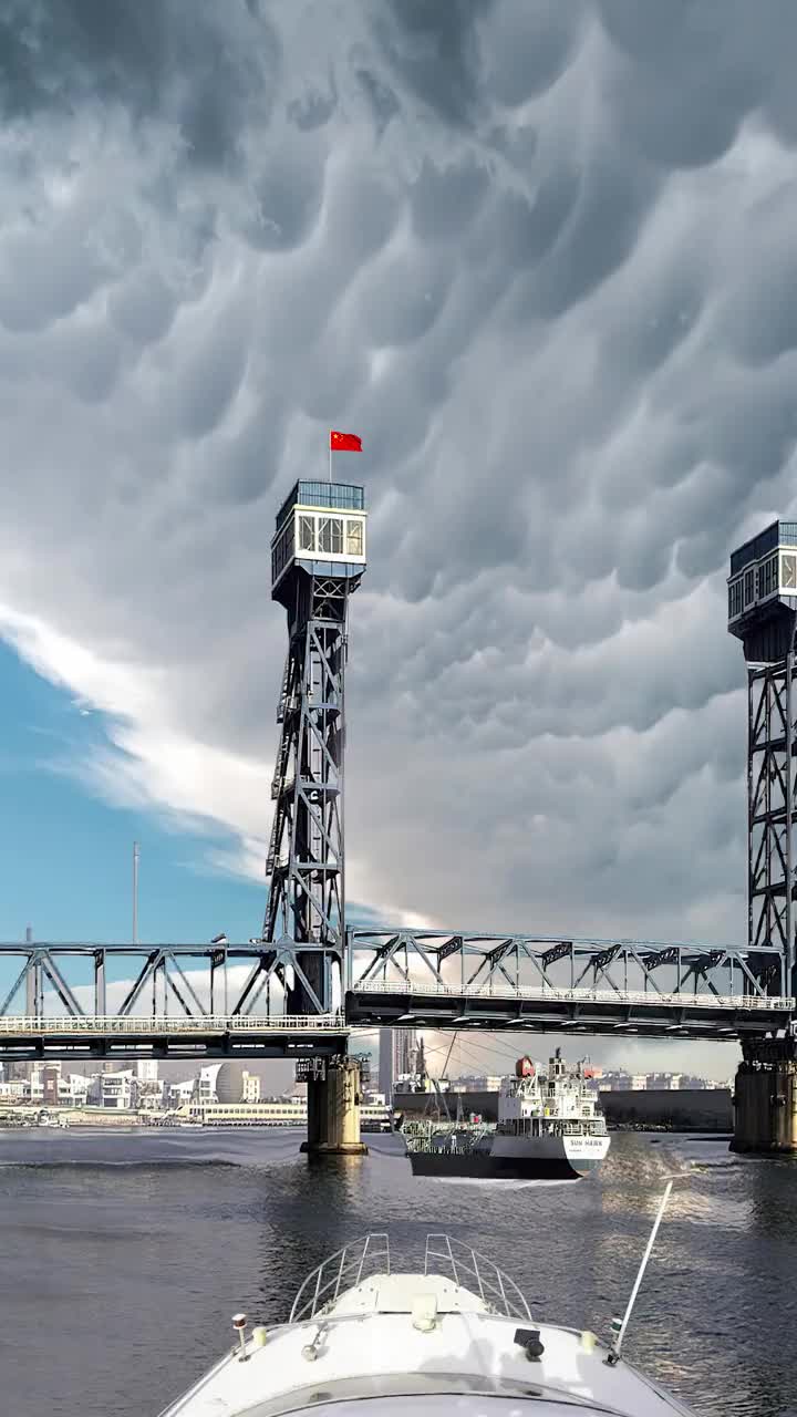 天津的海门大桥，我国首座垂直提升式钢结构大桥