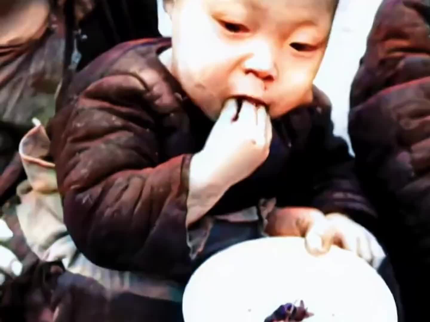 1942年河南大灾荒：2岁幼童吃树叶，一家3口进食泥土 1942河南大灾荒 真实影像