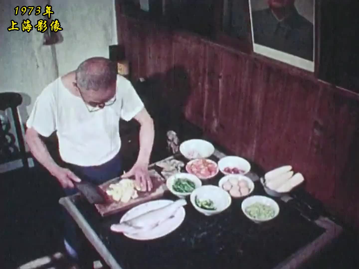 70年代上海人吃晚餐真实影像：大鱼大肉狂饮而食，看上去无比奢侈！历史 老视频 珍贵影像