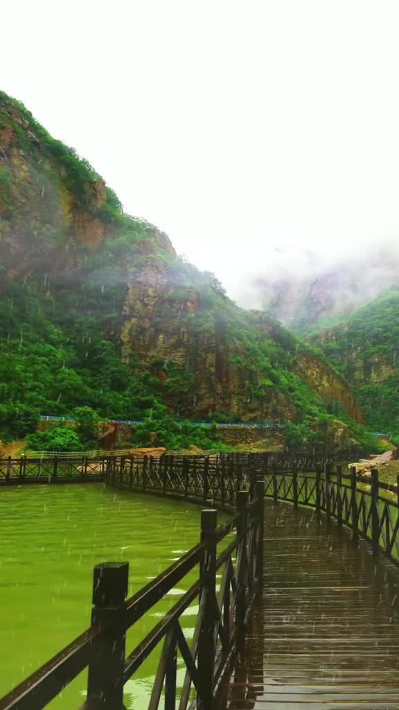 是不是很多人喜欢下雨天，听着淅淅沥沥的雨声，窝家里看看电视喝喝茶，困了就躲进自己舒适的被窝入眠。