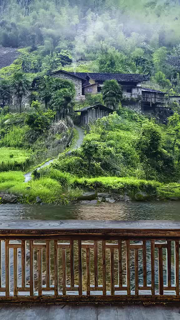 伴山伴水伴炊烟，半醒半醉半神仙，有声有色有诗意，无名无禄无世喧