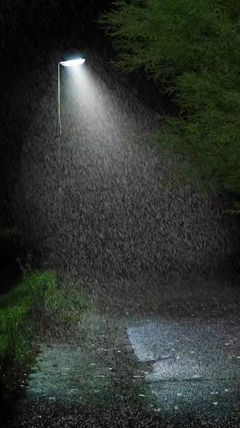 “时间大雨滂沱，无人为你背负太多，说不出的心酸才叫心酸.”