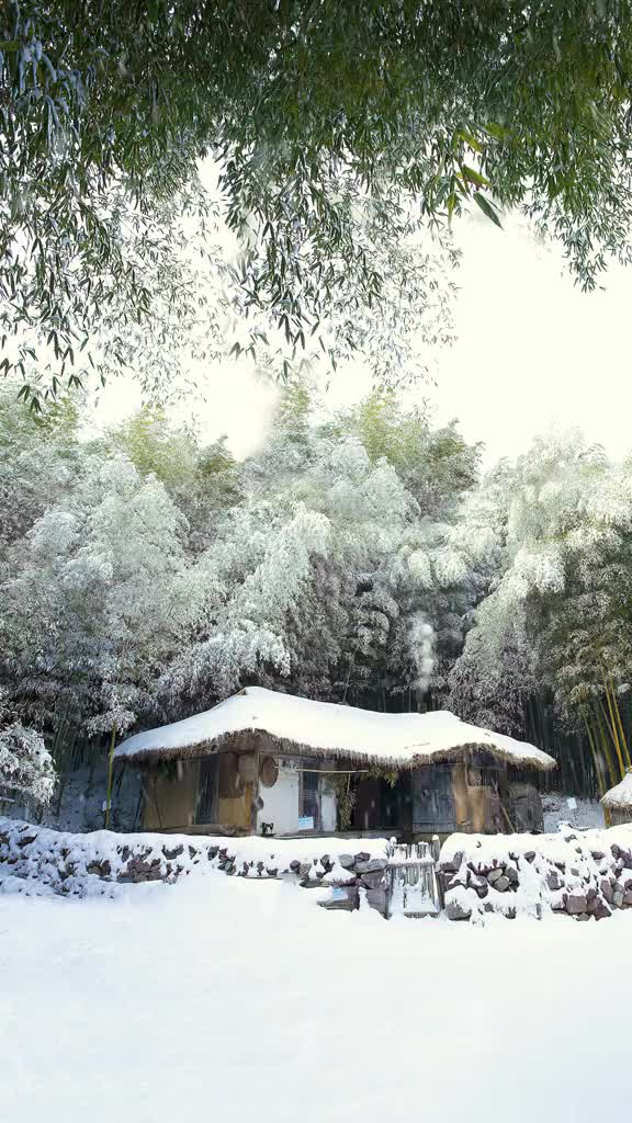 半山雪岭一炊烟，几间寒舍几亩田