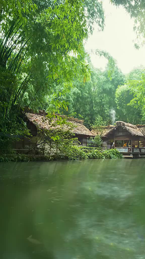 待我了无牵挂，觅一处幽静，选一块空地，支一根鱼竿，泡一壶清茶，钓一年小鱼。