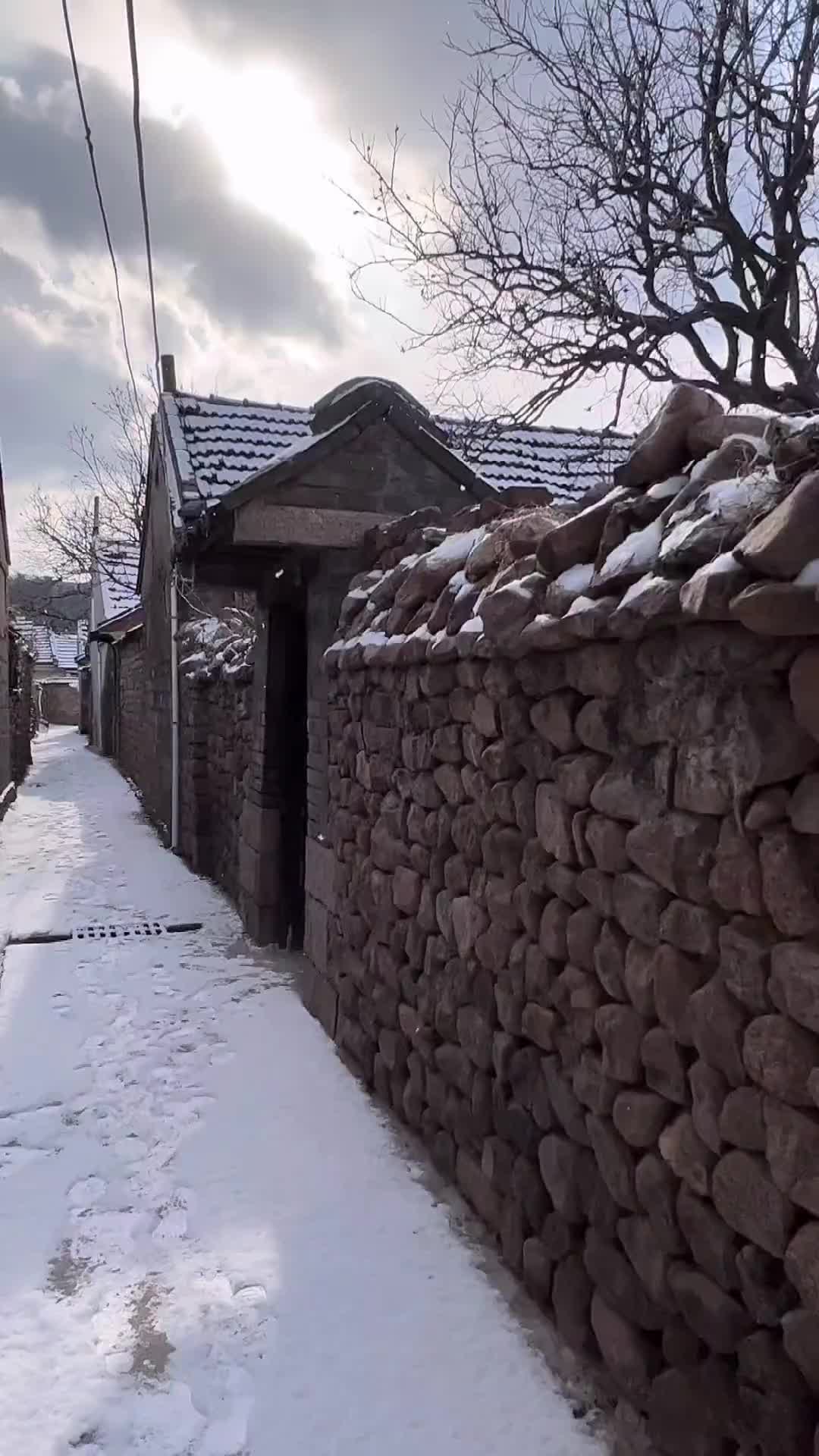 妈妈在生火做饭，爸爸喊我起来扫雪，一切都是最初的样子