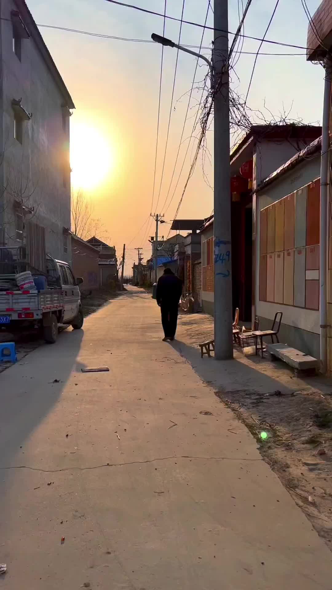 小时候觉得农村的生活枯燥乏味，而现在日出而作日落而息，家人闲坐，灯火可亲，变成了我最向往的生活#农村