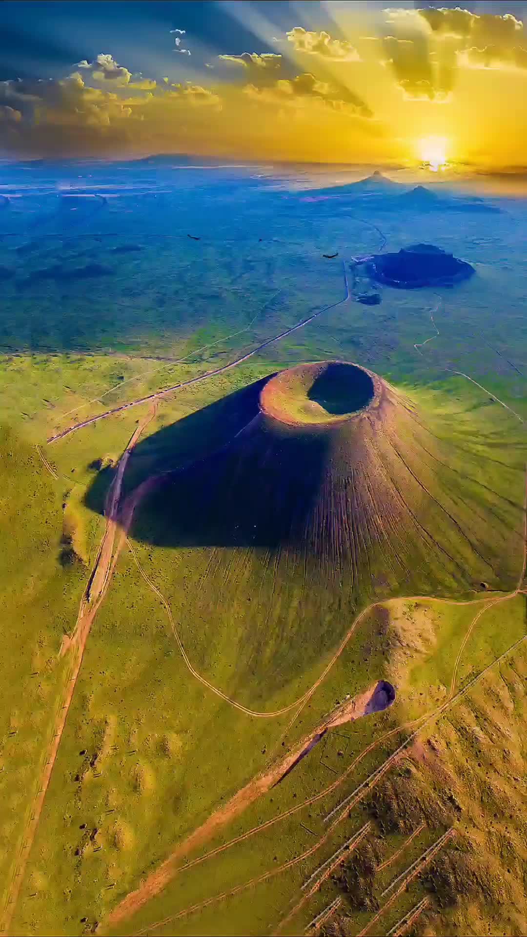 乌兰察布火山群，北京向西一步，这里是地脉曾经的心跳，也是太上老君落在草原上的炼丹炉