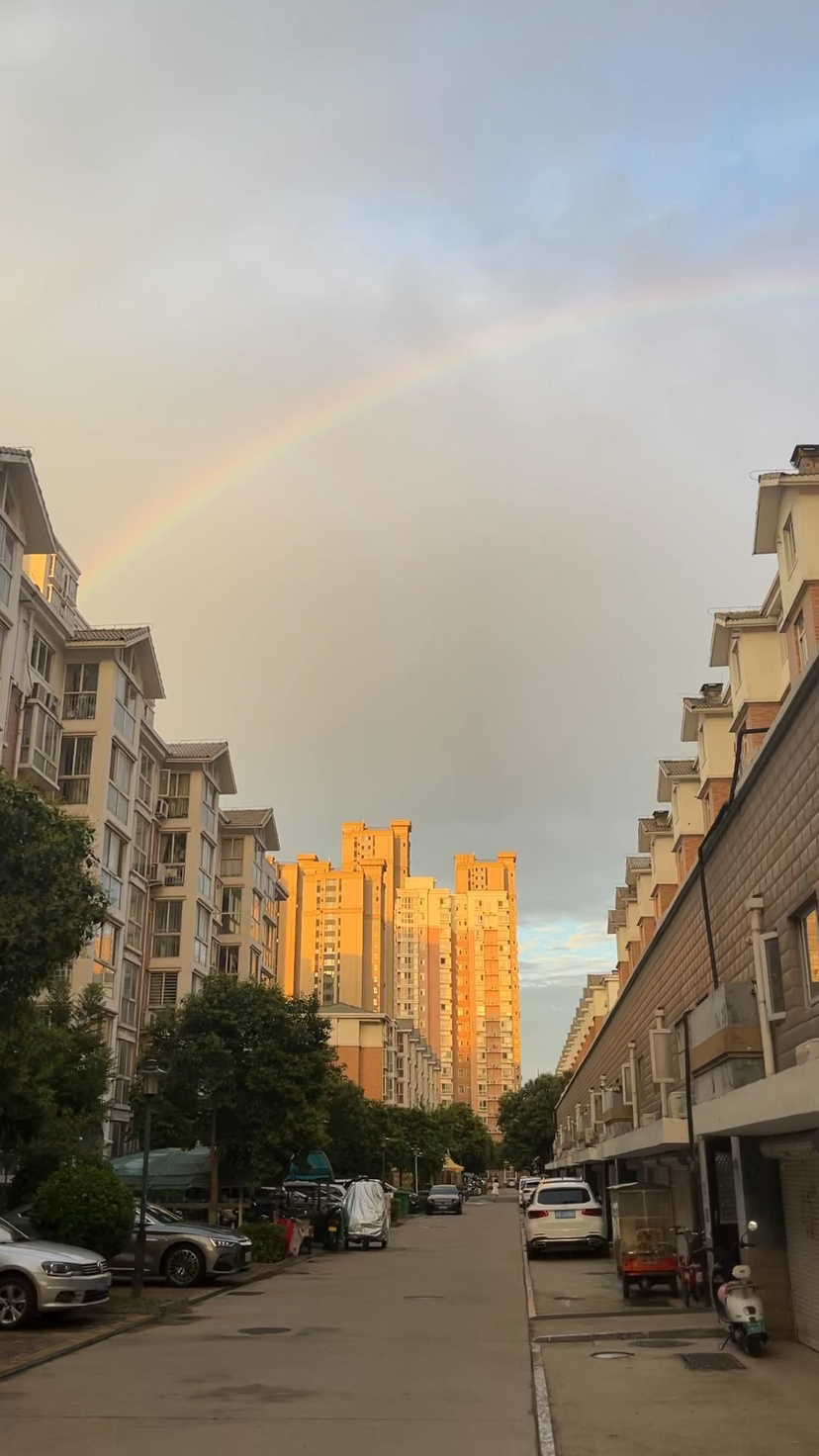 下着雨，还能看到远处的彩虹