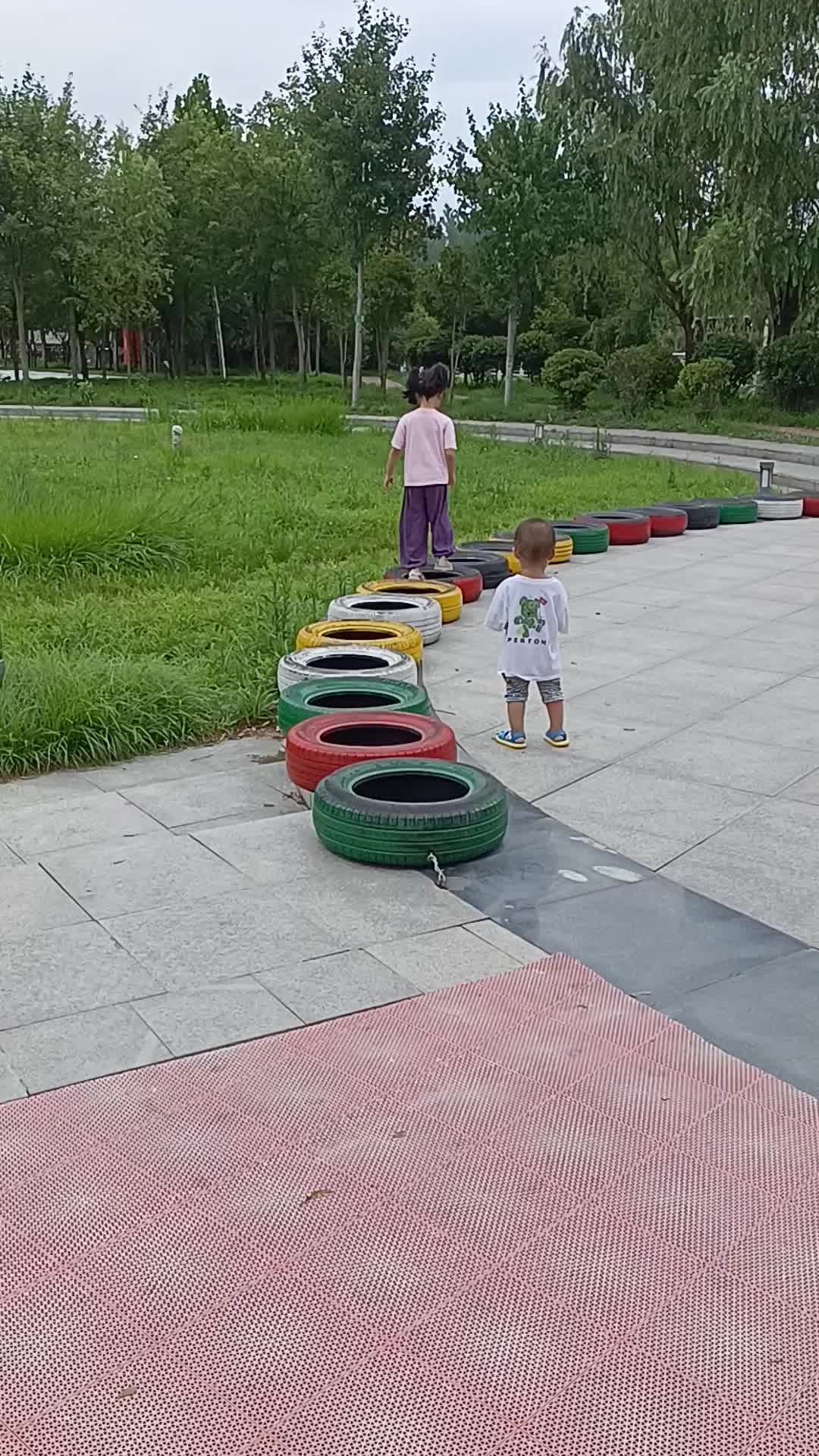 带小孩子来公园耍耍