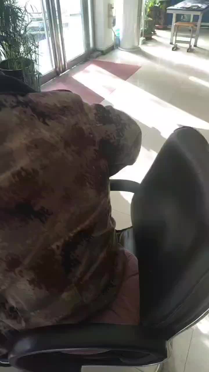 老头头晕一个多月，走路两条腿无力踩棉花感，去过七家治疗无效，来到我这诊断出动眼神引起的