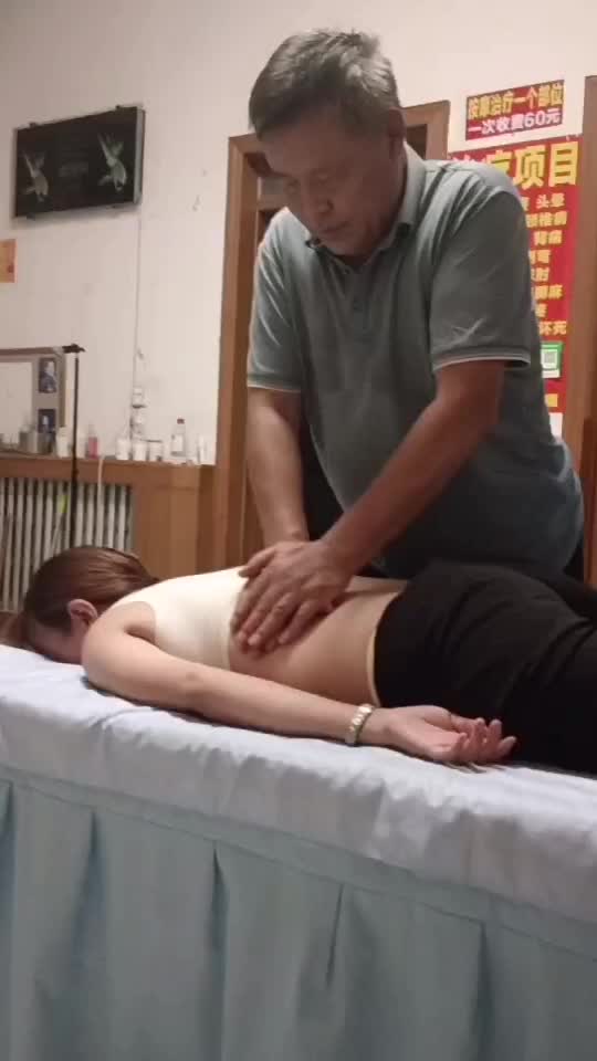 给顾客调理脊椎侧弯，